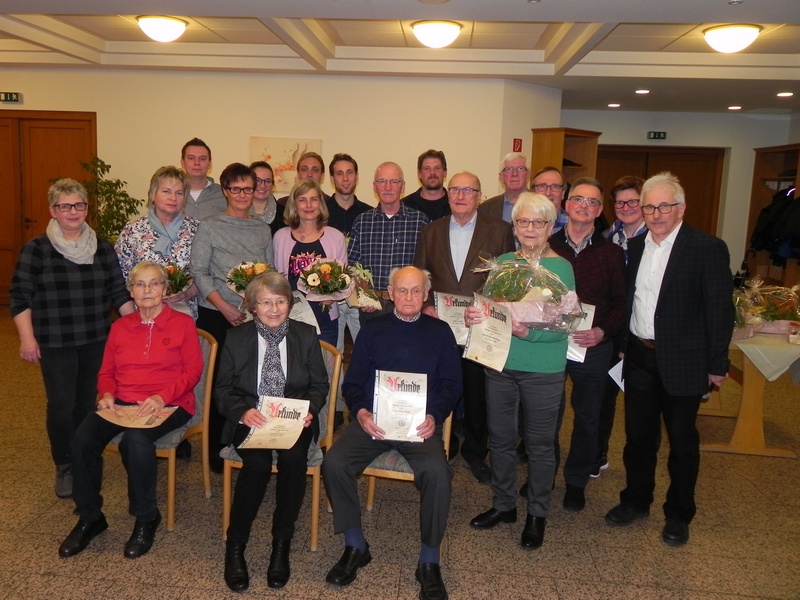 tn Die anwesenden Jubilare mit 1. 2. vorsitzendn